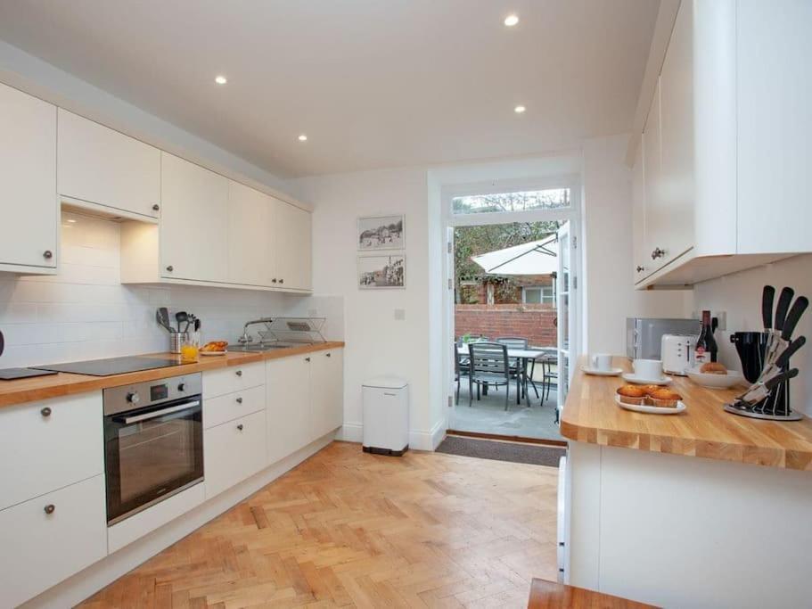 2 Central, Spacious, Apartment With Private Patio Sidmouth Buitenkant foto