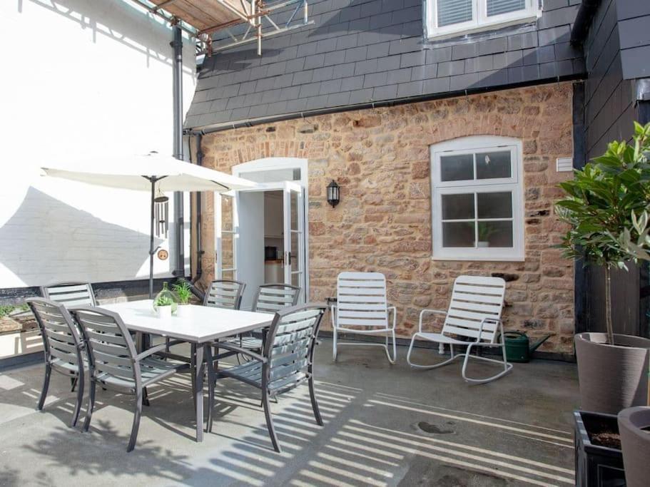 2 Central, Spacious, Apartment With Private Patio Sidmouth Buitenkant foto