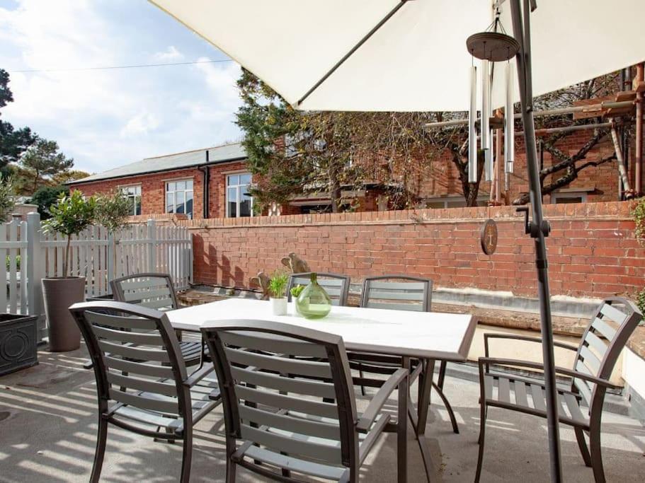 2 Central, Spacious, Apartment With Private Patio Sidmouth Buitenkant foto